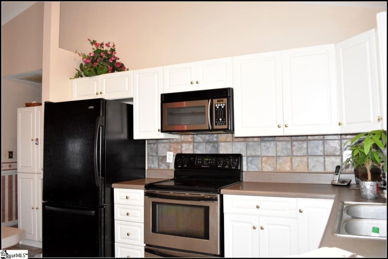 Property image 2 at 100 Gregory Drive, Greer, SC 29651-1114