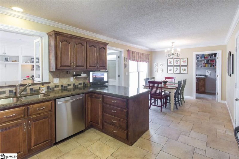 Property image 4 at 107 Hickory Hill Lane, Greenville, SC 29609