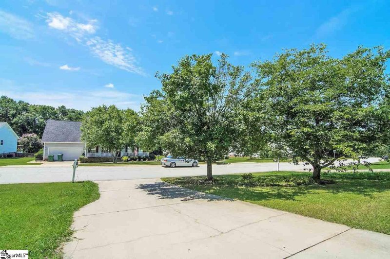 Property image 3 at 32 Michell Drive, Taylors, SC 29687