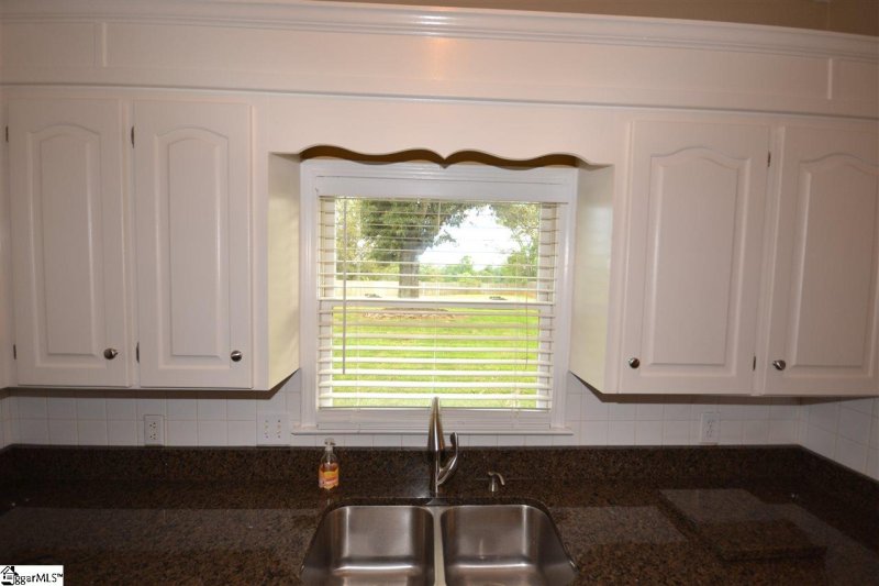 Property image 4 at 11 Darby Hill Lane, Taylors, SC 29687