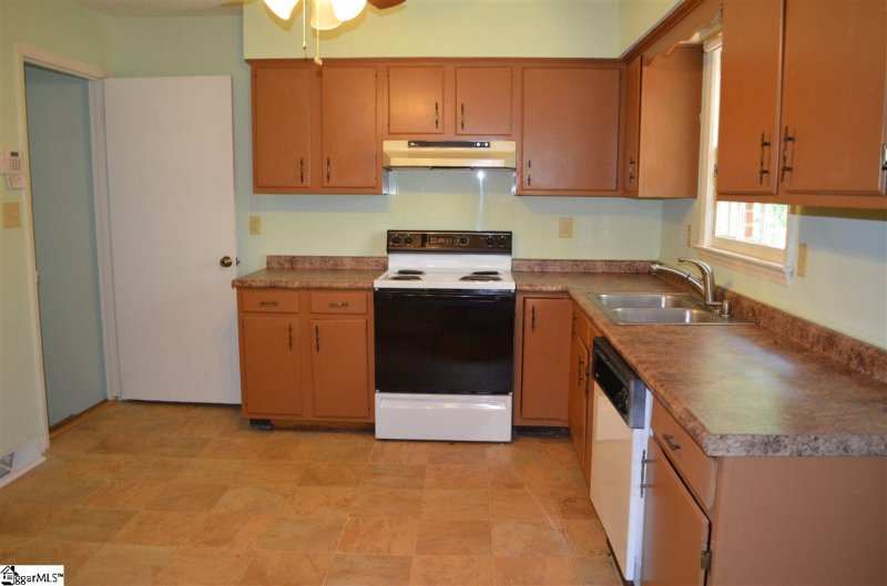 Property image 3 at 209 Willow Oaks Drive, Spartanburg, SC 29301