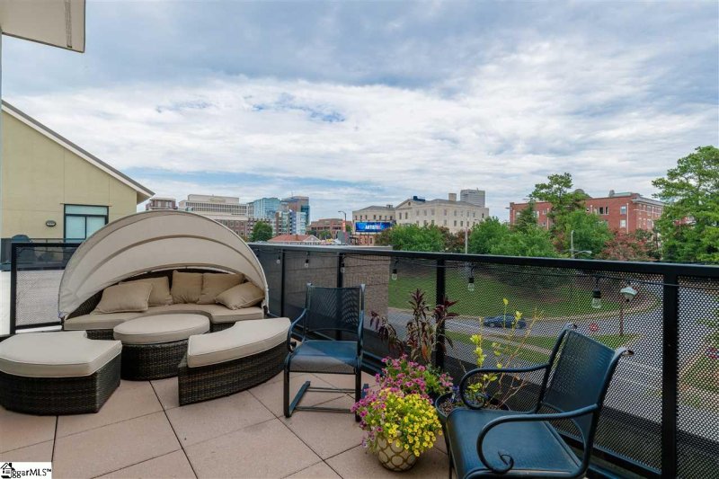 Property image 4 at 400 E McBee Avenue, Greenville, SC 29601