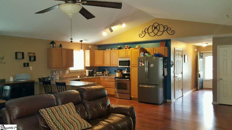 Property image 2 at 200 ADMIRAL Lane, Greer, SC 29650-1054