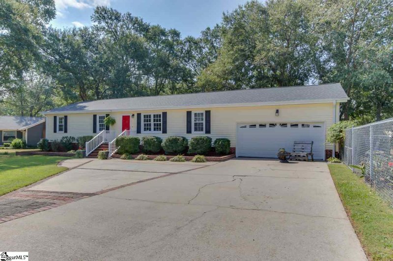 Property image 2 at 100 Barry Drive, Greer, SC 29650