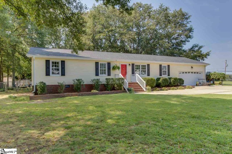 Property image 3 at 100 Barry Drive, Greer, SC 29650