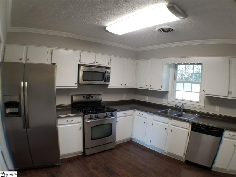 Property image 2 at 8 Dacus Drive, Williamston, SC 29697