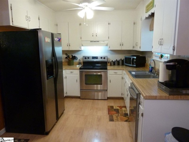 Property image 2 at 104 Woodridge Circle, Greenville, SC 29607