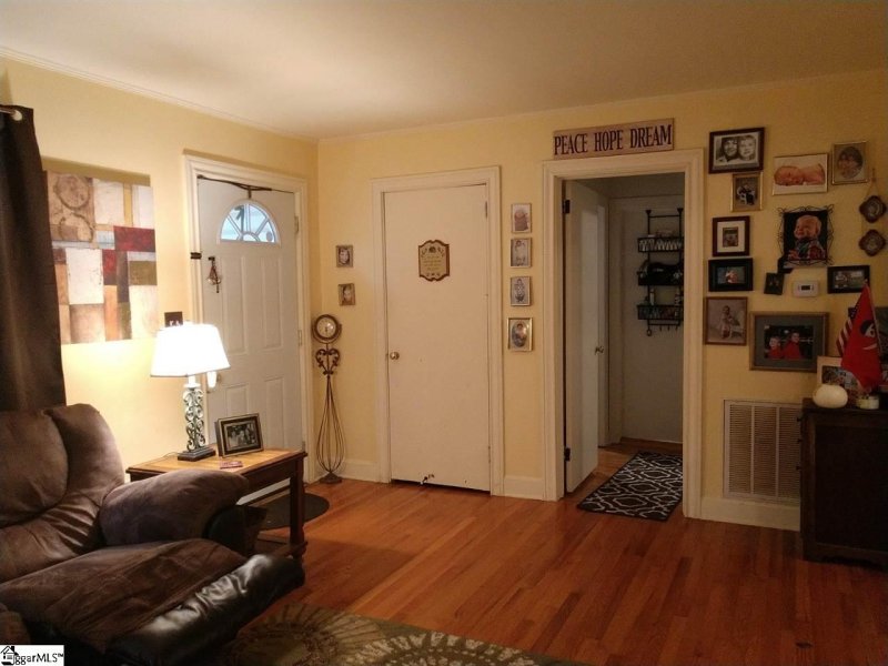 Property image 4 at 303 Courtney Circle, Greenville, SC 29617