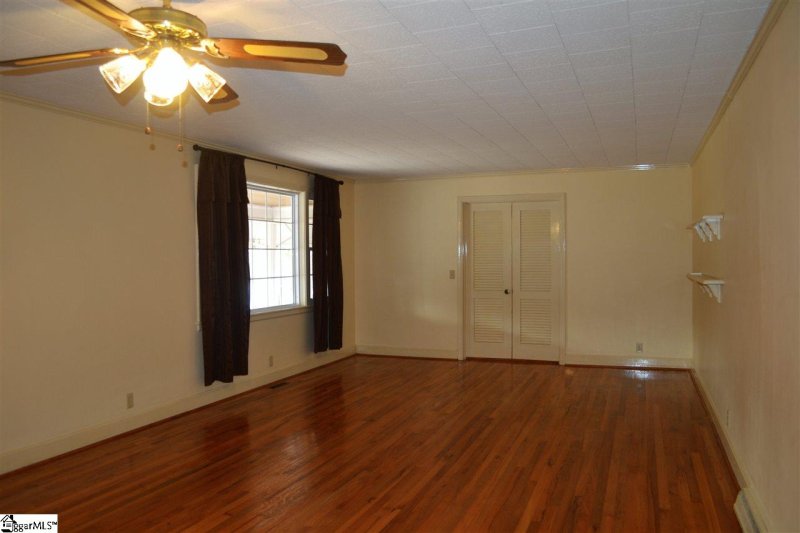 Property image 3 at 208 Windsor Drive, Laurens, SC 29360