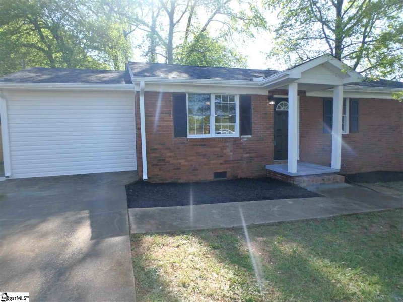 Property image 3 at 4 Blossom Drive, Greenville, SC 29605-4907