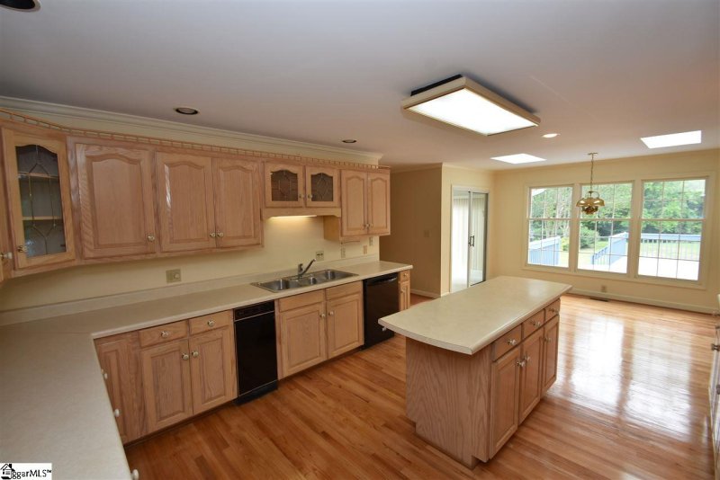 Property image 3 at 107 W Hackney Road, Greer, SC 29650