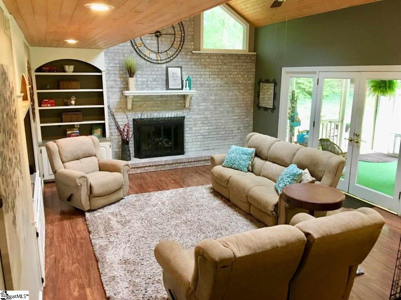 Property image 4 of 106 Ravenwood Lane in Holly Tree Plantation, Simpsonville, SC 29681-4725