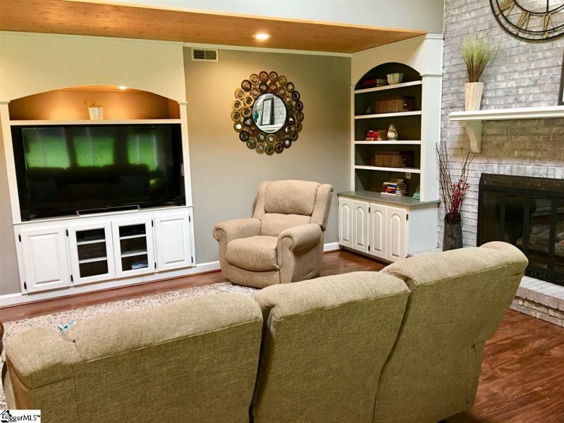 Property image 5 of 106 Ravenwood Lane in Holly Tree Plantation, Simpsonville, SC 29681-4725