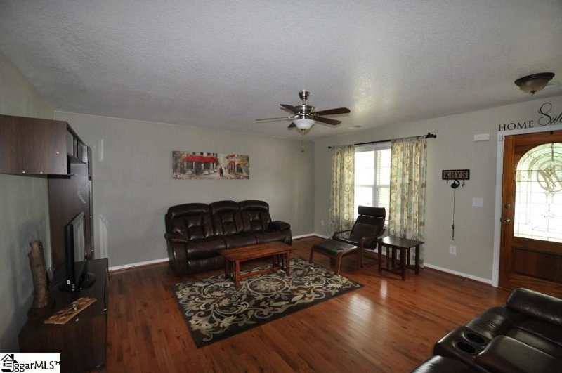 Property image 4 at 10 Laurelhurst Court, Greer, SC 29650