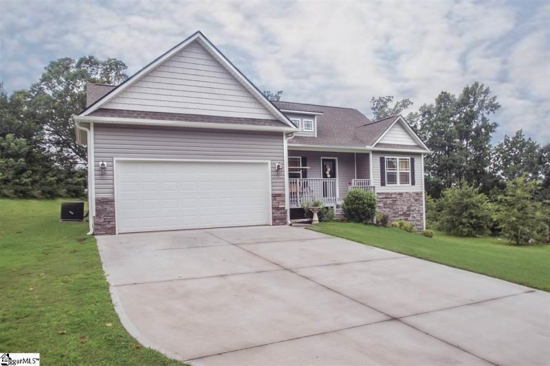 Property image 2 at 112 Hallmark Circle, Easley, SC 29642