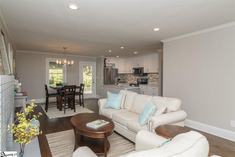 Property image 3 at 10 Meadow Crest Circle, Greenville, SC 29609