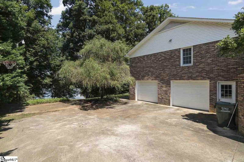 Property image 3 at 304 Lakecrest Drive, Greer, SC 29651