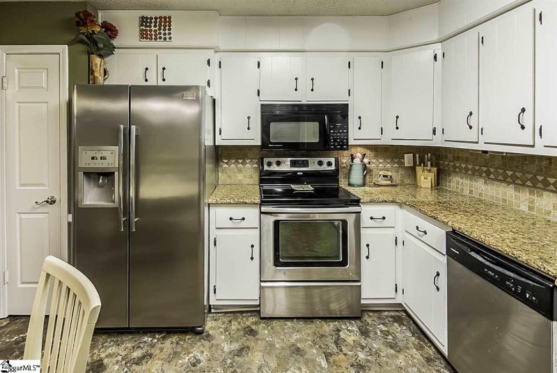 Property image 2 at 109 Village Court, Greer, SC 29651-1248