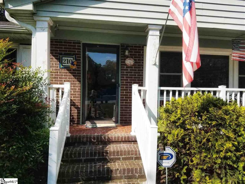 Property image 2 at 210 Thornwood Drive, Taylors, SC 29687