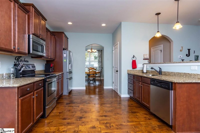 Property image 5 at 8 Old Oak Drive, Taylors, SC 29687