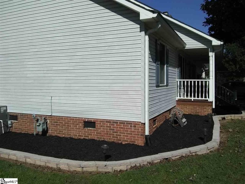 Property image 3 of 8 Hatteras Lane in Ambergate, Simpsonville, SC 29680