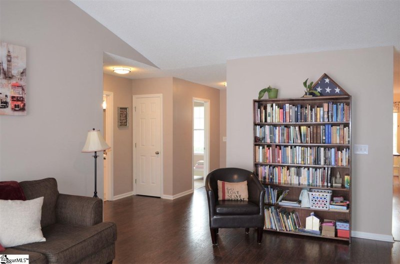 Property image 3 at 8 Michell Drive, Taylors, SC 29687