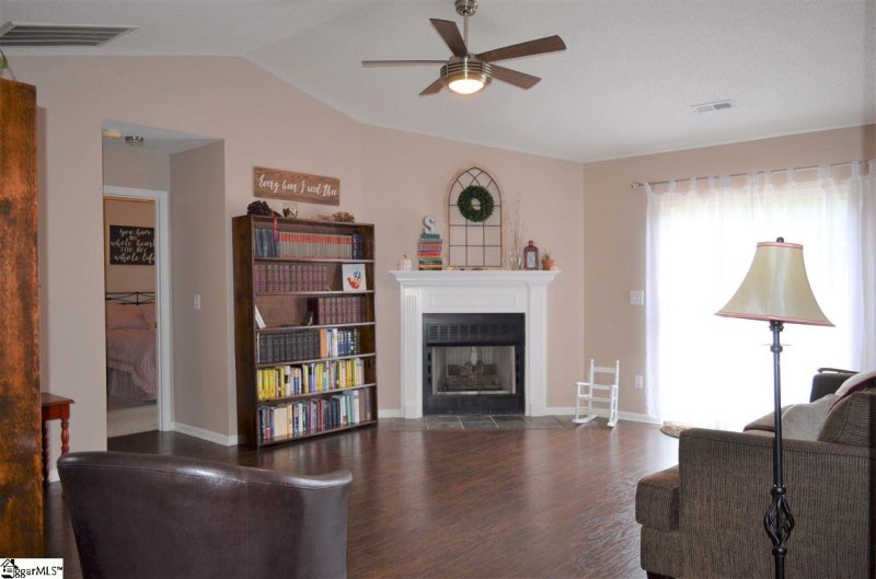 Property image 5 at 8 Michell Drive, Taylors, SC 29687