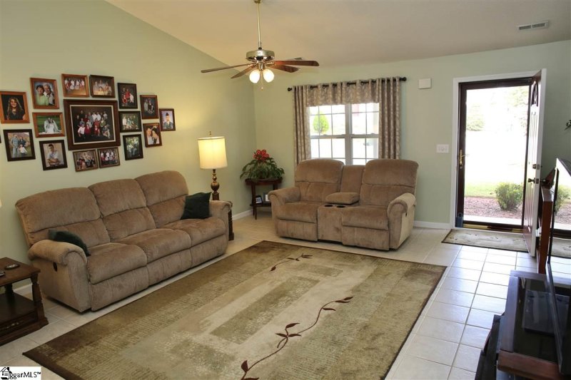 Property image 3 at 210 Admiral Lane, Greer, SC 29650