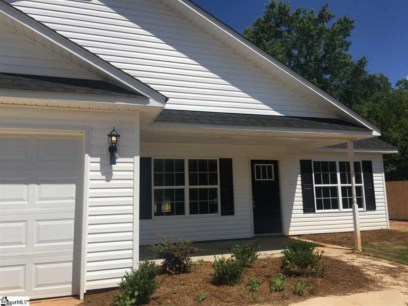 Property image 2 at 305 Alexander Court, Laurens, SC 29630