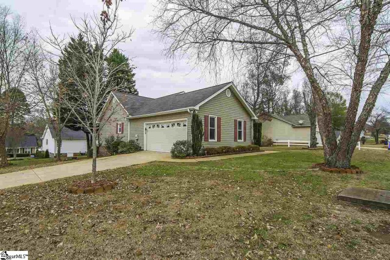 Property image 3 of 242 Waterbury Court in Ambergate, Simpsonville, SC 29680