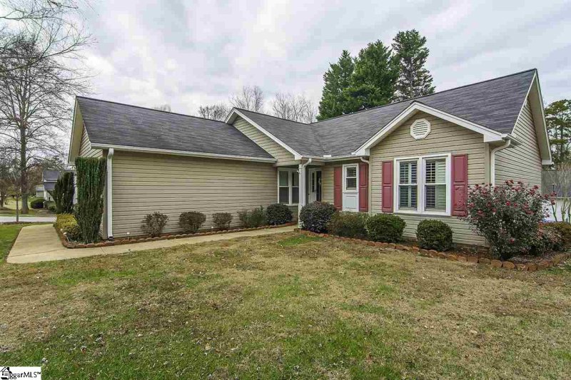 Property image 4 of 242 Waterbury Court in Ambergate, Simpsonville, SC 29680