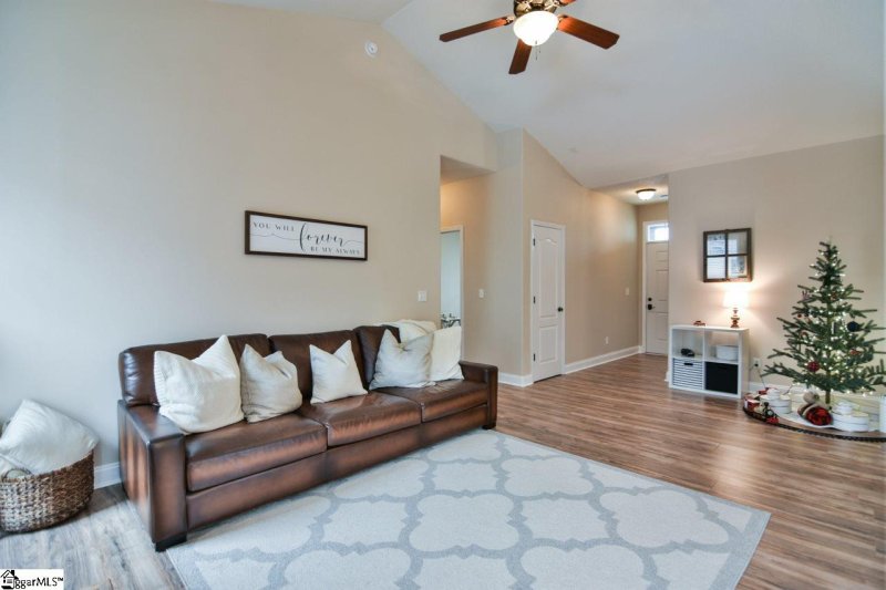 Property image 4 at 48 Stoneledges Lane, Taylors, SC 29687