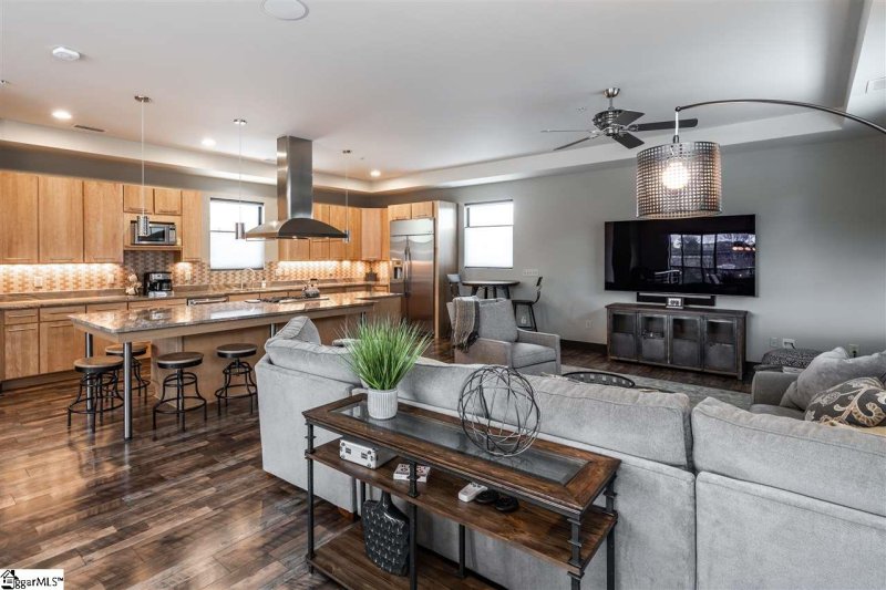 Property image 4 at 400 E McBee Avenue, Greenville, SC 29601