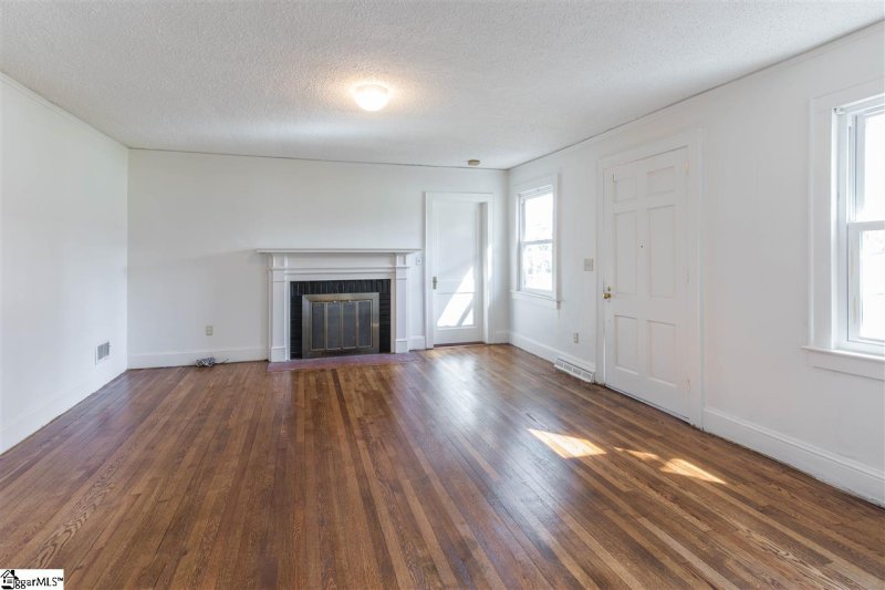 Property image 2 at 127 Knollwood Lane, Greenville, SC 29607