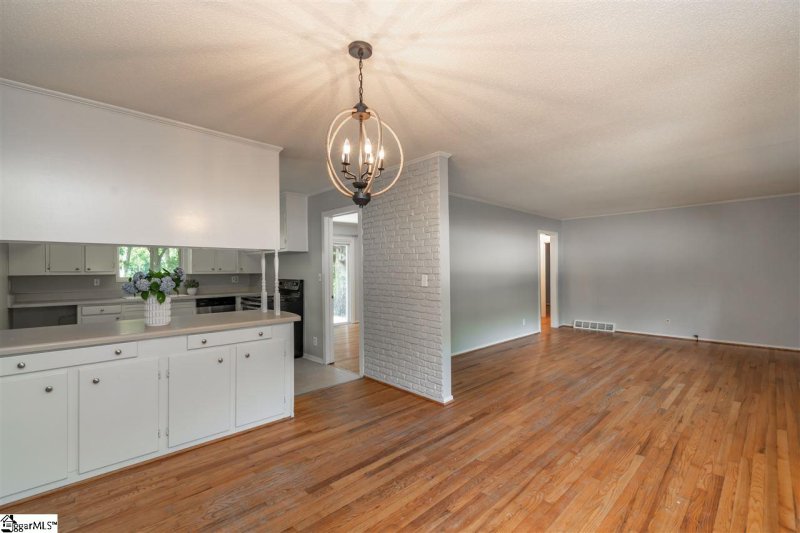 Property image 2 at 8 Forestdale Drive, Taylors, SC 29687