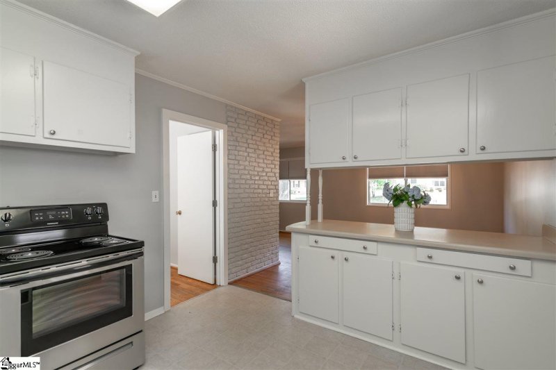 Property image 4 at 8 Forestdale Drive, Taylors, SC 29687