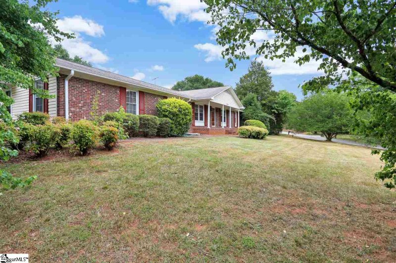 Property image 2 at 100 Lakeforest Drive, Greer, SC 29651