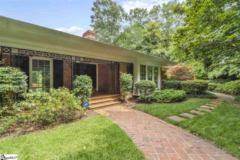 Property image 3 at 102 W Round Hill Road, Greenville, SC 29617