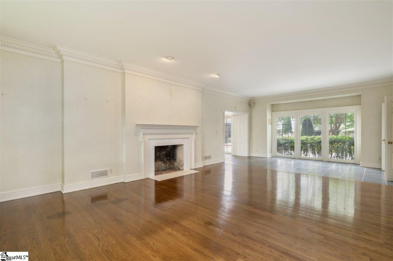 Property image 5 at 102 W Round Hill Road, Greenville, SC 29617