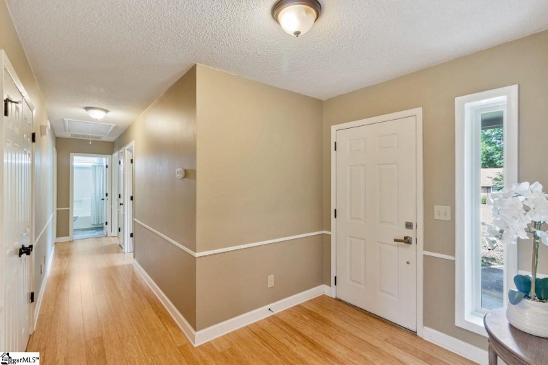 Property image 2 at 4 Glenda Lane, Greenville, SC 29607