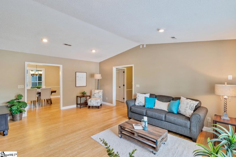 Property image 3 at 4 Glenda Lane, Greenville, SC 29607