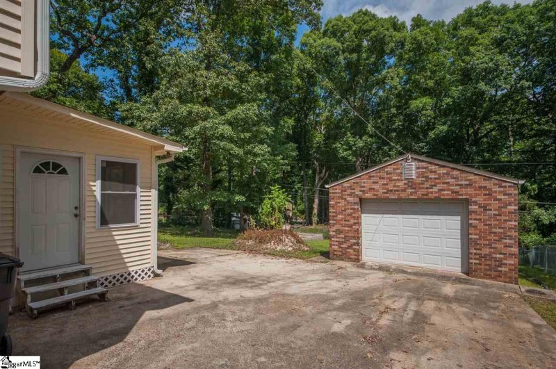 Property image 3 at 7 E Woodburn Drive, Taylors, SC 29687