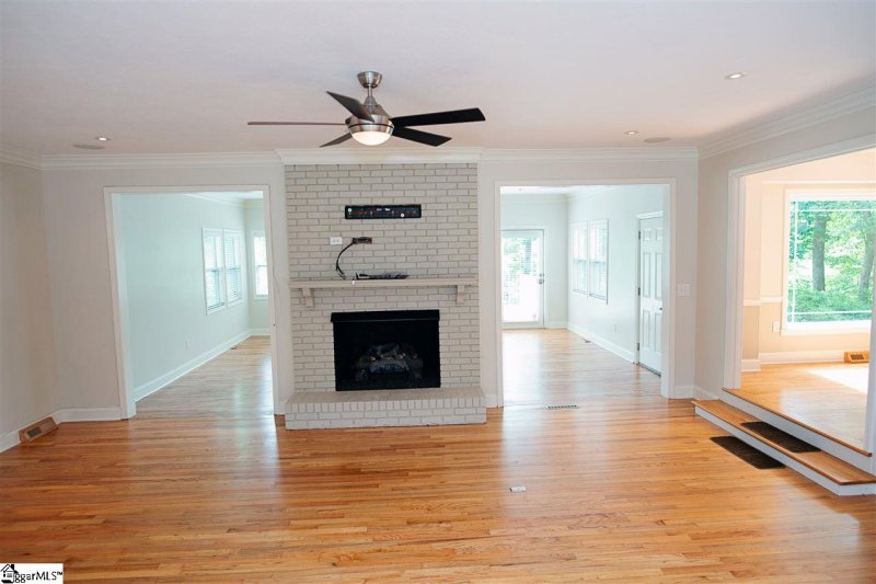 Property image 3 at 405 Camelot Drive, Simpsonville, SC 29681