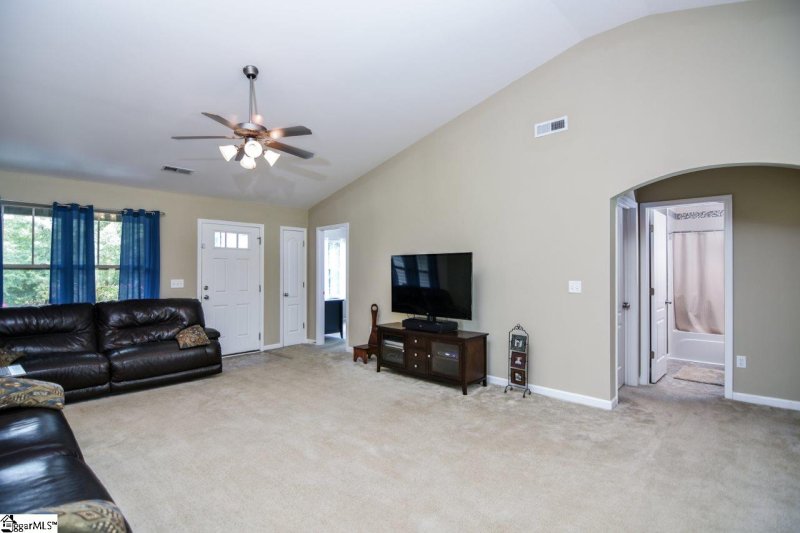 Property image 2 at 109 Redcoat Court, Simpsonville, SC 29680