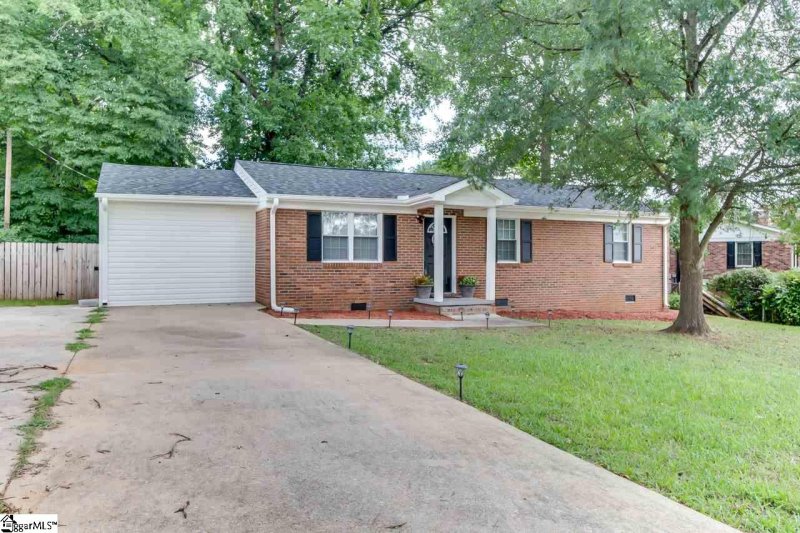 Property image 2 at 4 Blossom Drive, Greenville, SC 29605
