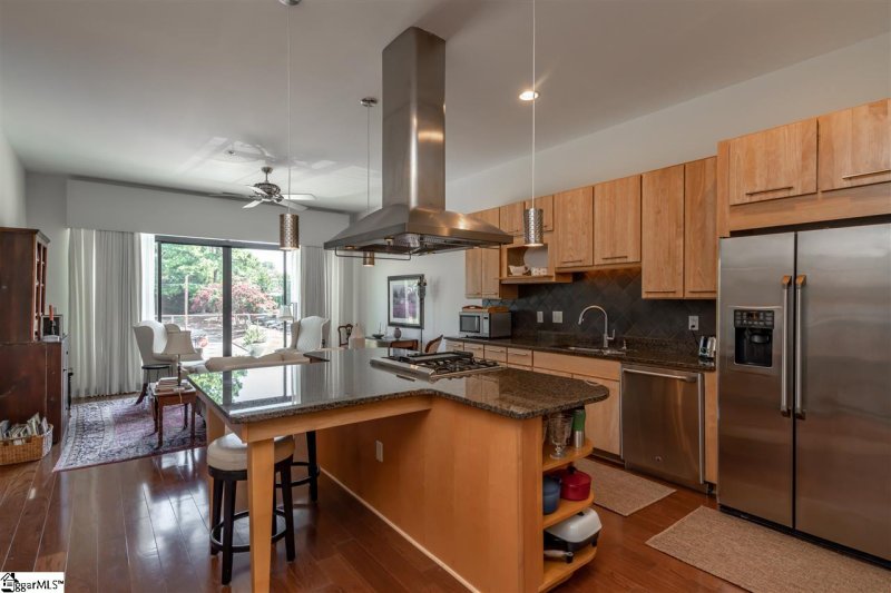 Property image 2 at 400 E McBee Avenue, Greenville, SC 29601