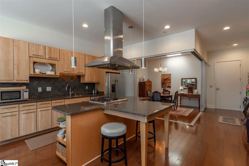 Property image 3 at 400 E McBee Avenue, Greenville, SC 29601