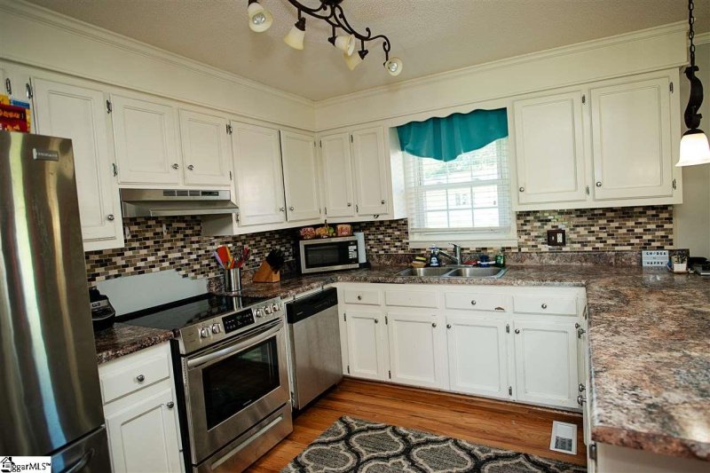 Property image 3 at 108 Lakeland Drive, Greer, SC 29650