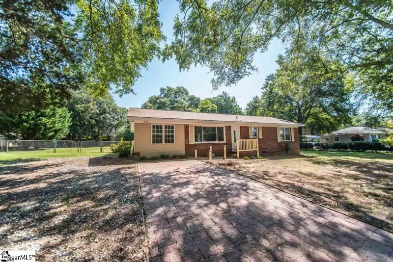 Property image 2 at 220 Florence Drive, Simpsonville, SC 29681