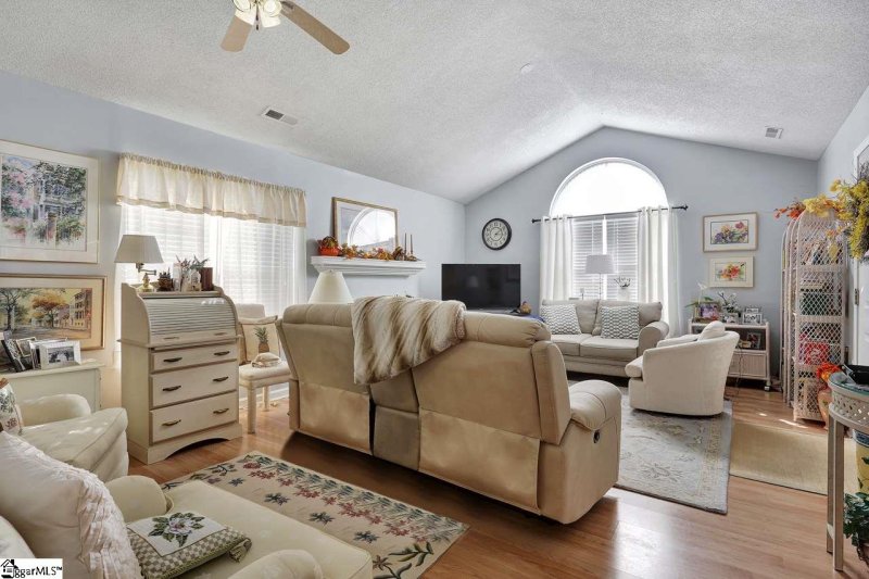 Property image 3 at 10 Creekbend Court, Simpsonville, SC 29681